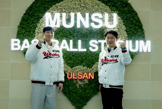 고효준(왼쪽)과 김동진 울산 웨일즈 단장. /사진=울산 웨일즈 제공