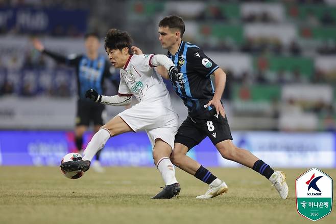 18일 인천축구전용경기장에서 열린 인천 유나이티드와 대전하나시티즌의 하나은행 K리그1 2026 4라운드에서 양 팀 선수들이 치열한 볼경합을 펼치고 있다. /사진=한국프로축구연맹 제공