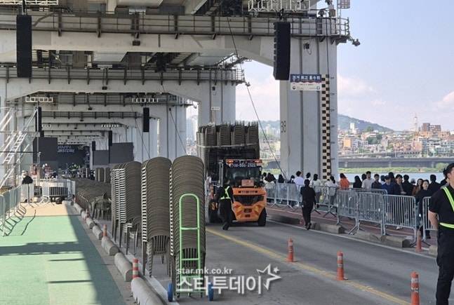 지난해 서울 잠수교에서는 그룹 세븐틴의 공연이 진행됐다. 당시 무대를 설치하는 모습. 사진ㅣ지승훈 기자