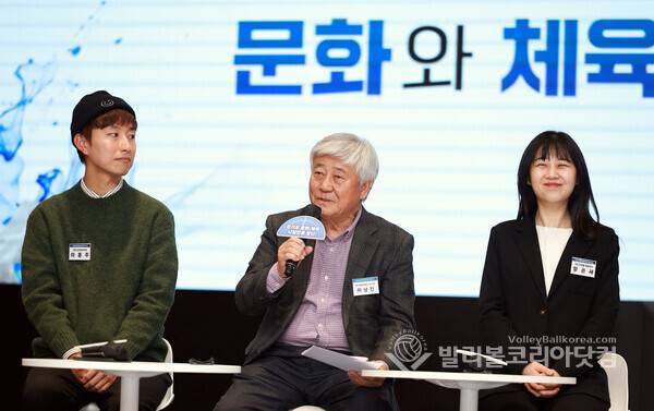 【발리볼코리아닷컴(수원)=김경수 기자】18일(수) 경기도 수원시 영통구 경기도서관에서 열린 '경기도 문화·체육정책 비전 선포식' 에서 경기문화재단 허남진 대표이사가 참석한 패널들과 이야기를 하고 있다.2026.3.18.