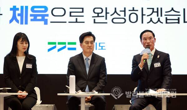 【발리볼코리아닷컴(수원)=김경수 기자】18일(수) 경기도 수원시 영통구 경기도서관에서 열린 '경기도 문화·체육정책 비전 선포식' 에서 경기도체육회 이원성 회장이 참석한 패널들과 이야기를 하고 있다.2026.3.18.