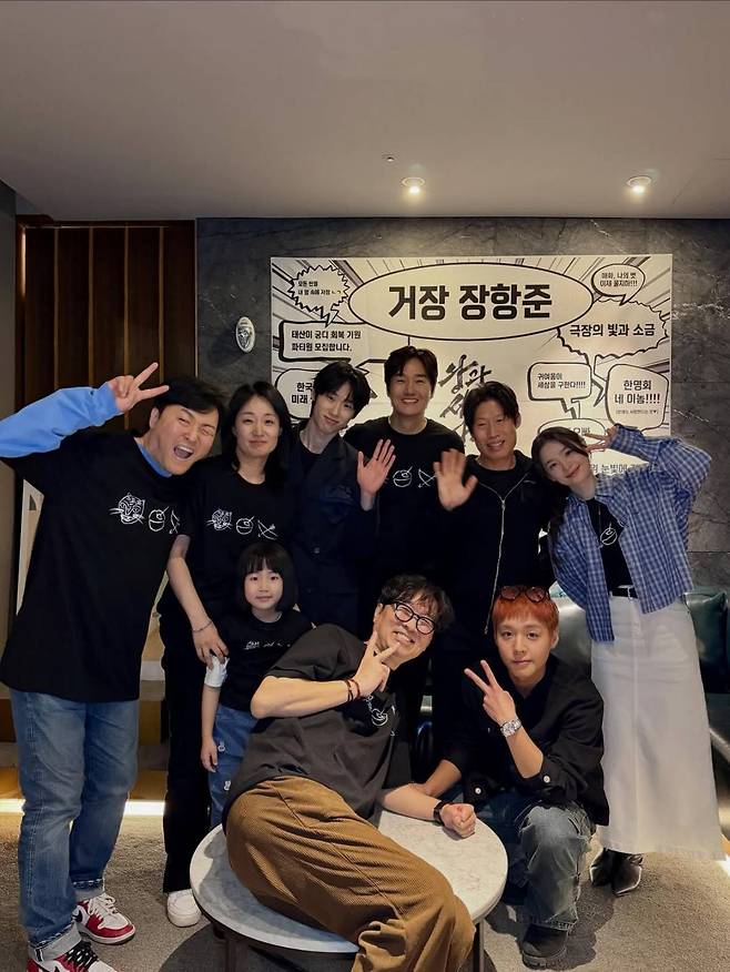 영화 '왕과 사는 남자'(감독 장항준) 단체 사진