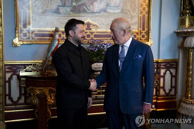 버킹엄궁에서 찰스 3세 만난 젤렌스키 [AP/PA 연합뉴스. 재판매 및 DB 금지]