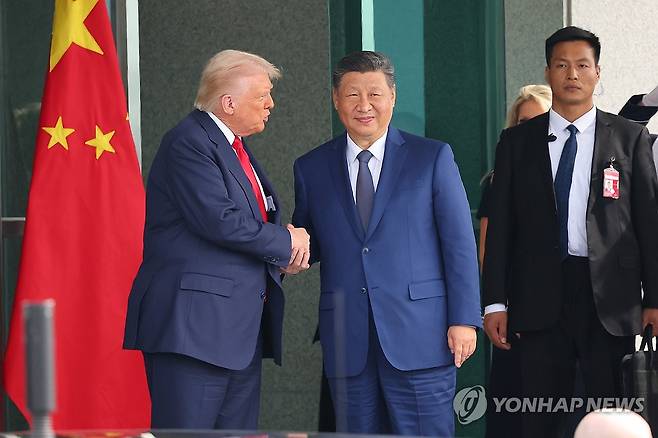미중 정상회담 종료 (부산=연합뉴스) 손형주 기자 = 도널드 트럼프 미국 대통령과 시진핑 중국 국가주석이 30일 부산 공군 제5공중기동비행단 내 나래마루에서 미중 정상회담을 마친 뒤 악수하고 있다. 2025.10.30 handbrother@yna.co.kr