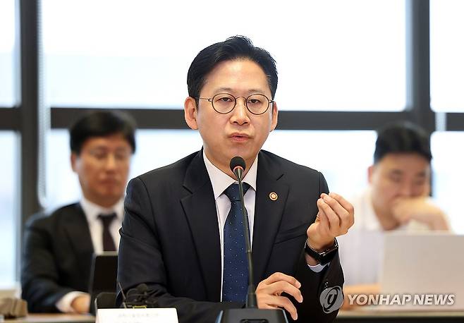 발언하는 배경훈 부총리 (서울=연합뉴스) 이지은 기자 = 배경훈 부총리 겸  과기정통부 장관이 18일 서울 종로구 과학기술자문회의에서 네이버, 카카오 등 국내 주요 AI 기업과 가진 독자 AI 관계 기업 간담회에서 발언하고 있다. 2026.3.18 jieunlee@yna.co.kr