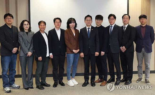 한자리 모인 국내 주요 AI 기업 관계자들 (서울=연합뉴스) 이지은 기자 = 배경훈 부총리 겸  과기정통부 장관(오른쪽 다섯번째)이 18일 서울 종로구 과학기술자문회의에서 열린 독자 AI 관계 기업 간담회에서 참석자들과 기념촬영을 하고 있다. 2026.3.18 jieunlee@yna.co.kr