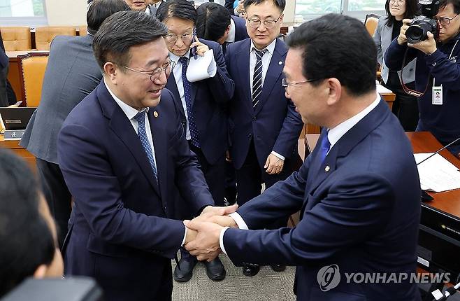 중수청법 통과 후 악수하는 윤호중 장관·신정훈 위원장 (서울=연합뉴스) 이동해 기자 = 윤호중 행정안전부 장관이 18일 국회에서 열린 행정안전위원회 전체회의에서 중대범죄수사청 조직 및 운영에 관한 법이 통과된 뒤 신정훈 위원장과 악수하고 있다. 2026.3.18 eastsea@yna.co.kr