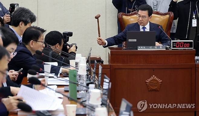 중수청법, 여당 주도로 국회 행안위 통과 (서울=연합뉴스) 이동해 기자 = 신정훈 위원장이 18일 국회에서 열린 행정안전위원회 전체회의에서 중대범죄수사청 조직 및 운영에 관한 법 등 이날 상정된 법안을 처리하고 있다. 2026.3.18 eastsea@yna.co.kr