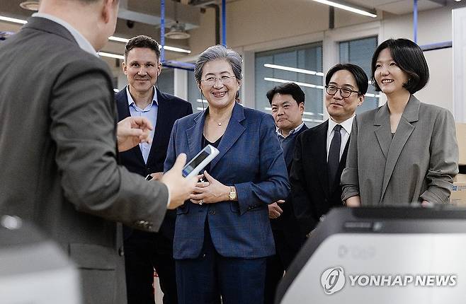 네이버 사옥 둘러보는 리사수 AMD CEO와 최수연 대표