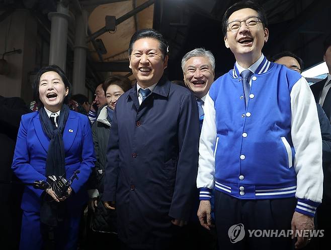 정청래·김경수·제윤경, 하동에서 활짝 (하동=연합뉴스) 김동민 기자 = 더불어민주당 정청래 대표가 18일 오전 경남 하동군 진교면 진교공설시장을 찾아 시민과 인사를 나누며 활짝 웃고 있다. 
    왼쪽부터 제윤경 하동군수 예비후보, 정 대표, 김경수 경남지사 후보. 2026.3.18 image@yna.co.kr