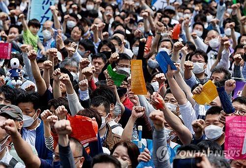 임금 인상 요구하는 일본 렌고 [로이터=연합뉴스 자료사진]