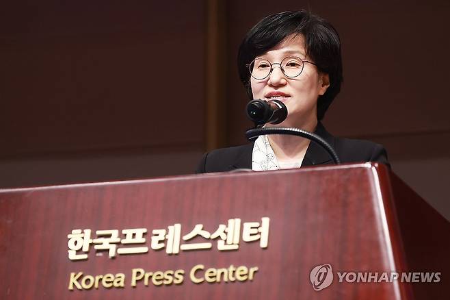 인사말 하는 원민경 성평등가족부 장관 (서울=연합뉴스) 진연수 기자 = 원민경 성평등가족부 장관이 18일 오후 서울 중구 프레스센터에서 '형사미성년자(촉법소년) 제도 현황과 연령 논의의 주요 쟁점'을 주제로 열린 공개 포럼에서 인사말을 하고 있다. 2026.3.18 jin90@yna.co.kr