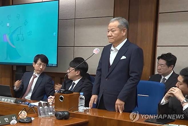 '단전·단수 지시' 이상민 전 장관 1심 징역 7년 (서울=연합뉴스) 12·3 비상계엄 당시 언론사 단전·단수 지시를 전달하는 등 내란에 가담한 혐의로 기소된 이상민 전 행정안전부 장관이 1심에서 실형을 선고받았다.
    서울중앙지법 형사합의32부(류경진 부장판사)는 12일 내란 중요임무 종사 등 혐의로 재판에 넘겨진 이 전 장관에게 징역 7년을 선고했다.
    이날 열린 선고공판에 이 전 장관이 출석해 있다. 2026.2.12 [서울중앙지법 제공, 재판매 및 DB 금지] photo@yna.co.kr