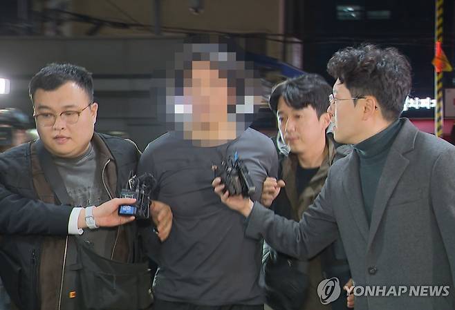 경찰서로 압송되는 항공사 기장 살해 피의자 [연합뉴스tv 제공]