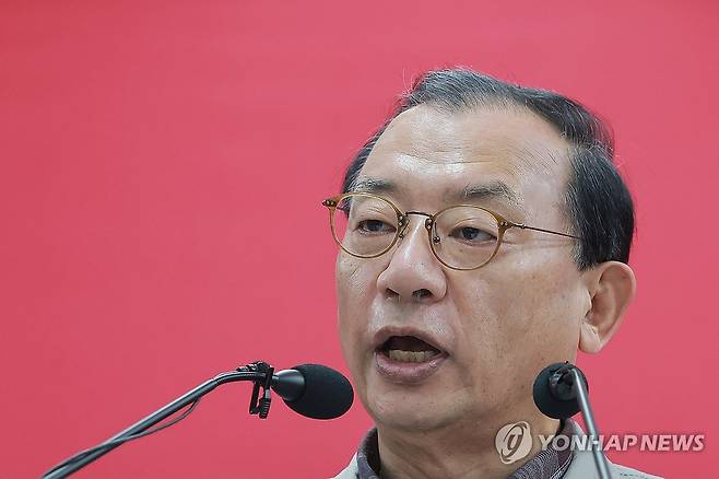 국민의힘 이정현 공관위원장, 충북지사 후보 공천 심사 발표 (서울=연합뉴스) 신현우 기자 = 국민의힘 이정현 공천관리위원장이 16일 서울 영등포구 여의도 중앙당사에서 충북도지사 후보 공천 심사 결과를 발표하고 있다. 이 위원장은 이날 김영환 충북도지사를 컷오프(공천배제)하는 동시에 추가 공천 접수를 진행한다고 밝혔다. 2026.3.16 nowwego@yna.co.kr