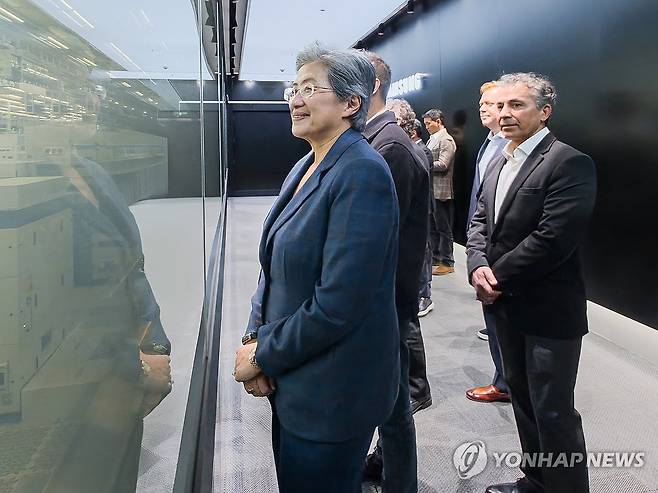 설비 둘러보는 리사 수 AMD CEO (서울=연합뉴스) 리사 수 AMD 최고경영자(CEO)가 18일 삼성전자의 최첨단 반도체 생산지인 평택 팹 내 마련된 시창 투어 라인에서 설비들을 둘러보고 있다. 2026.3.18 [삼성전자 제공. 재판매 및 DB 금지] photo@yna.co.kr
