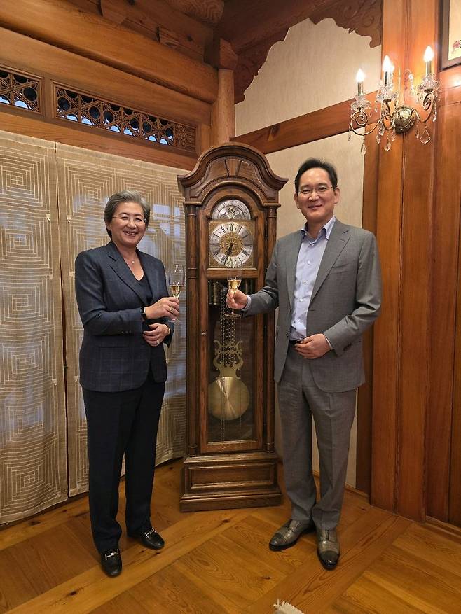 이재용 삼성전자 회장과 리사 수 AMD CEO 만찬 회동 (서울=연합뉴스) 이재용 삼성전자 회장(오른쪽)이 18일 리사 수 AMD 최고경영자(CEO)와 서울 용산구 이태원동에 위치한 삼성그룹 영빈관 승지원에서 만나 기념사진을 촬영하고 있다. 2026.3.18 hwayoung7@yna.co.kr