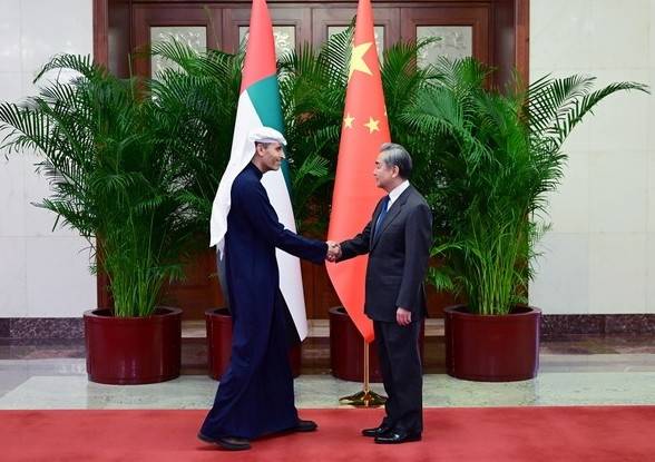 아랍에미리트(UAE)의 중국사무 특사와 만난 왕이 중국 외교부장(우) [중국 외교부 홈페이지 캡처. 재판매 및 DB 금지]