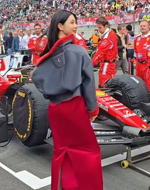 배우 클라라가 행사에 참석해 다양한 포즈를 취하고 있다. / 사진=클라라 SNS