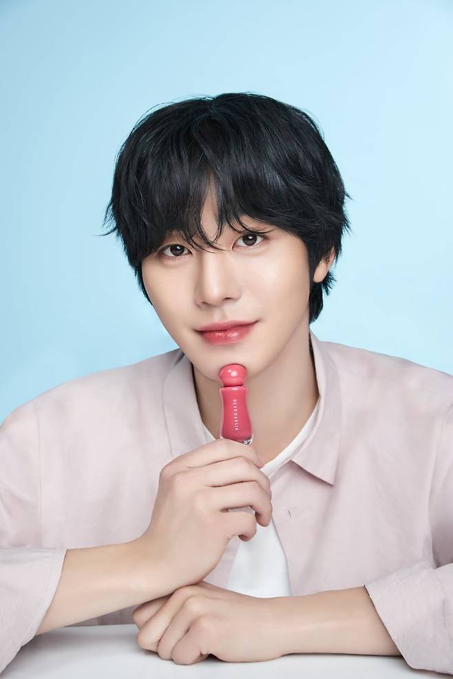 안효섭이 광고 촬영에 나섰다. [사진 제공 = 디어달리아]