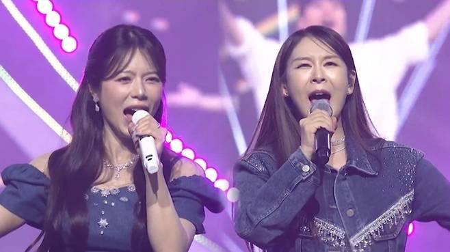 '미스트롯4 갈라쇼'의 양지은, 윤태화가 노래를 부르고 있다. / 사진제공=TV CHOSUN '미스트롯4 갈라쇼'