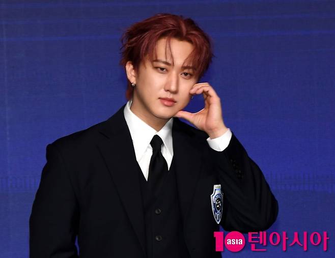 창빈이 카메라를 향해 볼하트를 하고 있다. 텐아시아 DB