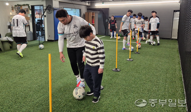18일 저녁 수원 루멘 아카데미서 발달장애인 축구단의 박용환 감독이 루멘FC 선수들을 지도하고 있다. 이건우기자
