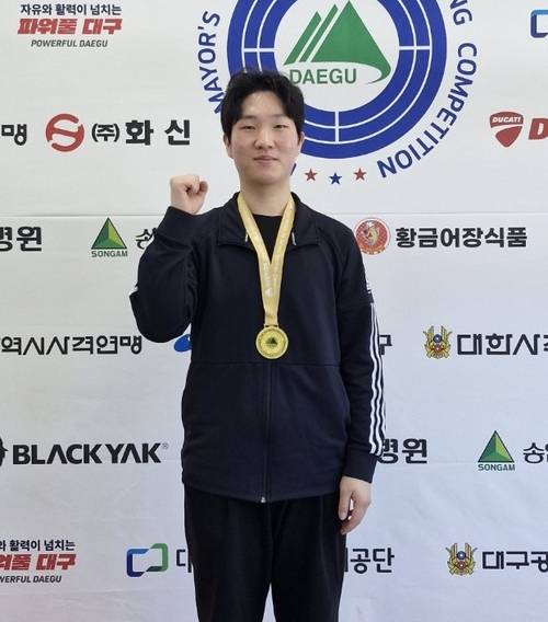 19일 대구국제사격장에서 열린 제9회 대구광역시장배 전국사격대회서 4일째 남자 고등부 공기소총 개인전서 우승한 인천체고의 나현세가 기념사진을 찍고 있다. 사진=인천체육고등학교