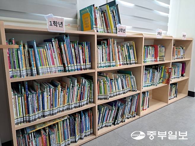 임학도서관 과제지원센터에 '기타' 언어로 분류된 책들 수백 권을 살펴보니 모두 교과과정과 연계된 한글 책으로 나타났다. 심형식 기자