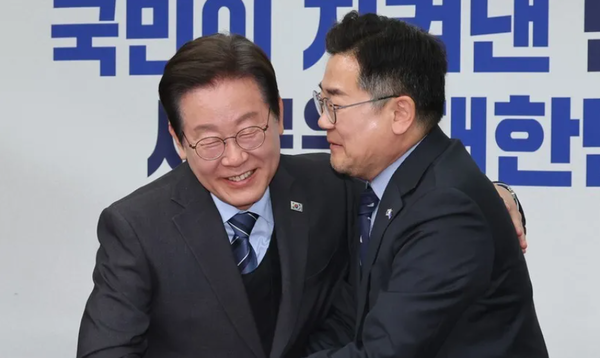 2025년 4월 이재명 더불어민주당&nbsp;대표가 서울 여의도 국회에서 열린 최고위원회의에서 사퇴 의사를 밝힌 뒤 권한대행을 맡을 박찬대 원내대표와 포옹하고 있다. 2025.04.09. [사진 = 연합뉴스]