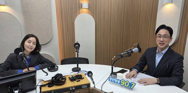 이현상 공인회계사(오른쪽)와 박주언 앵커 2026.3.18 [경인방송 시사뉴스팀]