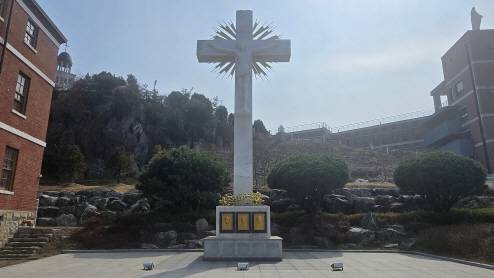 광주교구 제4대 교구장인 미국인 패트릭 브레넌 몬시뇰, 산정동성당 주임 아일랜드인 토머스 쿠삭 신부, 존 오브라이언 보좌 신부는 1950년 발발한 한국전쟁 당시 이곳을 지키다 북한군에 의해 체포돼 온갖 수모와 고통을 받았다. 사진은 이들을 기리는 순교자 현양 십자가. /윤태민 기자 ytm@namdonews.com