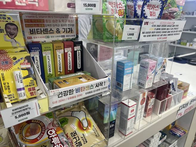 '무니코틴'이나 '비타민'이라는 이름이 붙는 전자담배가 청소년 흡연을 조장한다는 지적이 나오고 있다. 사진은 19일 광주 동구의 한 약국에서 판매 중인 흡입형 비타민. /박건우 기자