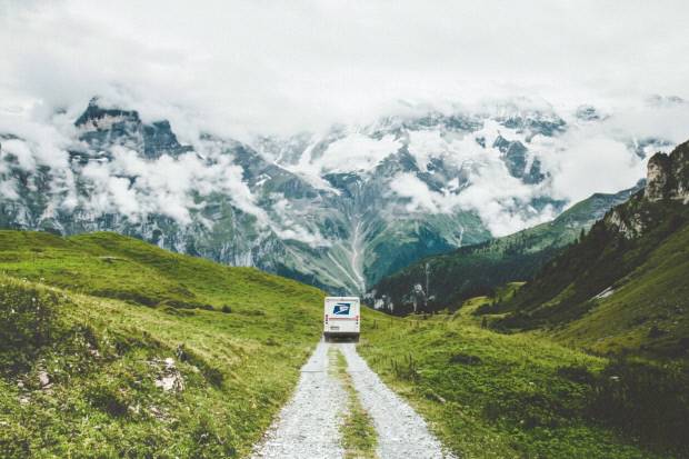 ‘메일맨’은 애팔래치아 험준한 산길을 누비며 우편배달을 한 뉴욕 컨설턴트 출신 스티븐 스타링 그랜트의 회고록이다. <웅진지식하우스 제공>