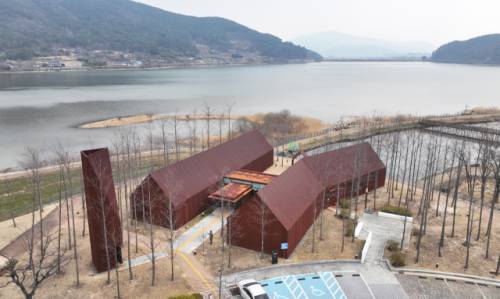 고성군 대가면 대가연꽃테마공원에 위치한 제정구 커뮤니티센터는 단순한 집 형태의 박공지붕 건물 두 채를 병렬로 배치해 거대한 공공건축 대신 마을 규모에 맞는 친근한 공간 구조를 구현했다./김승권 기자/