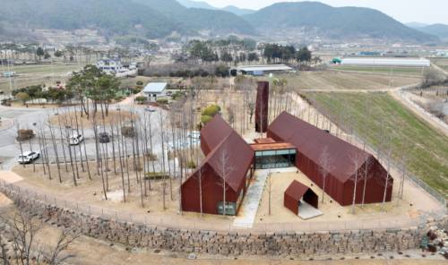 고성군 대가면 대가연꽃테마공원에 위치한 제정구 커뮤니티센터는 단순한 집 형태의 박공지붕 건물 두 채를 병렬로 배치해 거대한 공공건축 대신 마을 규모에 맞는 친근한 공간 구조를 구현했다./김승권 기자/