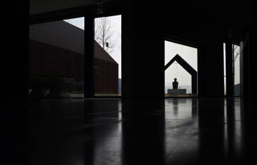 제정구 커뮤니티센터 전시관에서 창을 통해 동상이 보인다./김승권 기자/