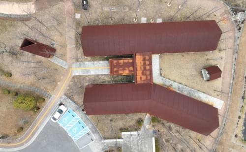 고성군 대가면 대가연꽃테마공원에 위치한 제정구 커뮤니티센터는 단순한 집 형태의 박공지붕 건물 두 채를 병렬로 배치해 거대한 공공건축 대신 마을 규모에 맞는 친근한 공간 구조를 구현했다./김승권 기자/