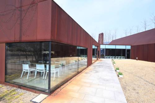 제정구 커뮤니티센터의 외벽은 별도의 마감이나 꾸밈을 거부한 채 비바람 속에서 스스로 단단해지는 붉은 금속 재료로 마감해 척박한 현실 속에서도 흔들리지 않았던 제정구 선생의 삶이 겹쳐 보이게 만들었다./김승권 기자/