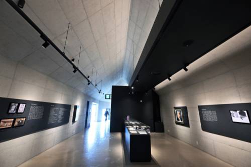 제정구 커뮤니티센터 전시실 내부는 회색과 검은색,나무색 세가지의 단순한 색감으로만 구성되어 있다./김승권 기자/