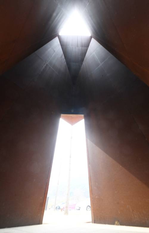 제정구 커뮤니티센터 입구에는 바른 세상을 향한 염원을 기리는