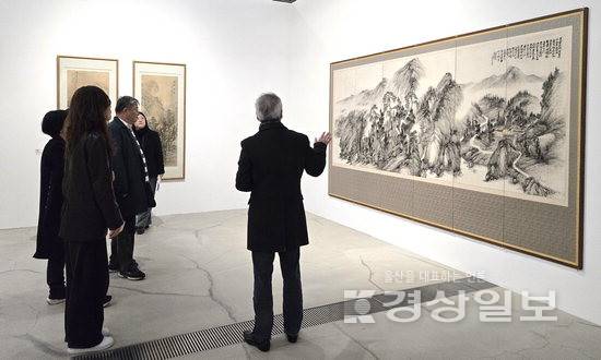 ▲ 18일 한국 근현대 동양화 기획전 '시대지필(時代之筆)' 전시 개막을 하루 앞두고 찾은 울산시립미술관 1·2전시실에서 임창섭 울산시립미술관장과 김수아 학예연구사가 100년 동안 동양화가 어떻게 변해왔는지에 대해 설명하고 있다.