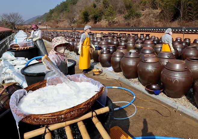 죽장연 직원이 장독에 소금물을 채우고 있다. /이용선기자