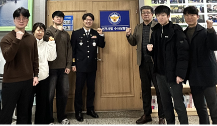 윤영준 울릉경찰서장(가운데)이 지난 18일 ‘선거사범 수사상황실’을 개소하고 수사과 직원들과 함께 무관용 원칙에 따른 엄정한 수사와 철저한 선거 중립을 다짐하고 있다. /울릉경찰서 제공