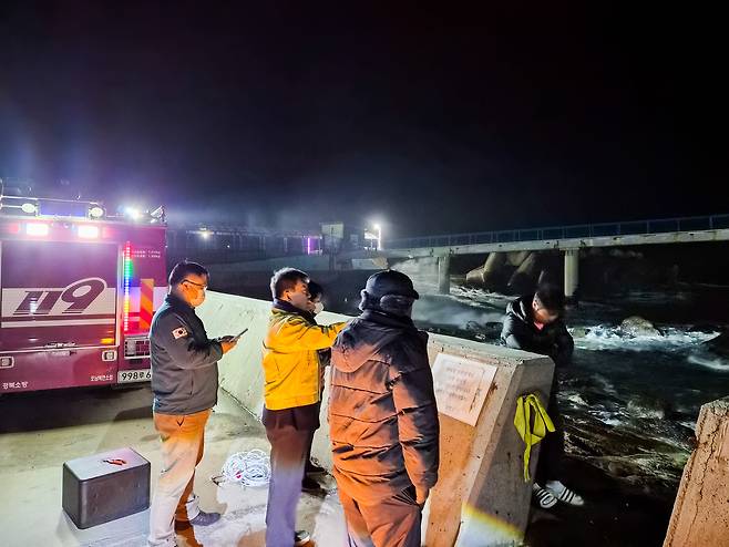 19일 밤 울릉 천부 해중전망대 인근에서 남한권 울릉군수가 해경 및 소방 관계자들과 함께 수색 진행 상황을 점검하고 있다. /황진영 기자