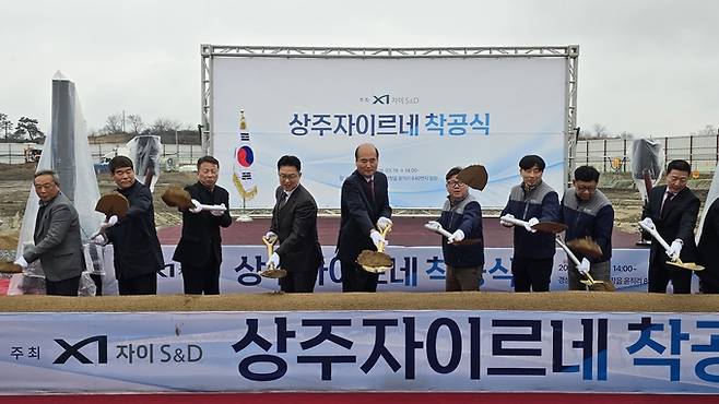 ▲ 상주 지역 내 최대규모인 773세대를 공급할 상주자이르네 아파트 착공식이 열린 18일 강영석 상주시장, 조상철 고은건설 대표(오른쪽·다섯번째부터), 관계자 등이 착공식 시삽하고 있다. 김범진기자