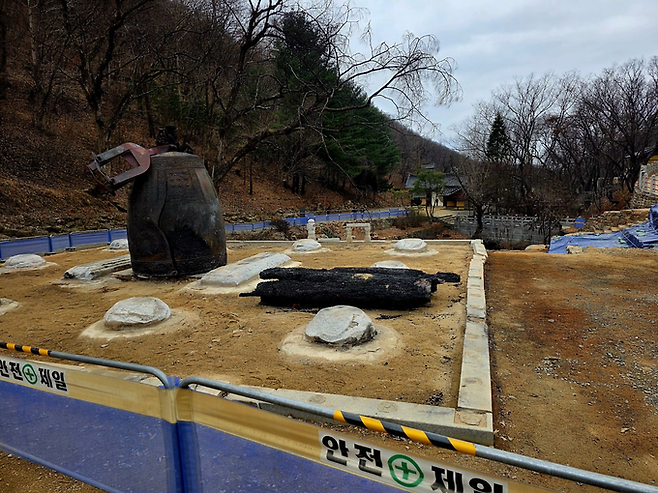 ▲ 의성 고운사 경내에서 산불로 훼손된 범종과 탄 목재가 남아 있는 모습이 보이고 있다. 김동현 기자 jhass80@kyongbuk.com