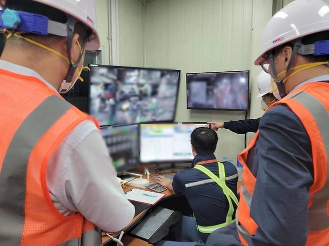 ▲ 'AI솔루션 개발·실증 지원사업'에 참여하는 지역 AI기업 앰버로드 대표 등이 철강제조 기업인 스톨베르그&삼일의 통합관제실에서 공정 운영 현황을 모니터링하고 있다.