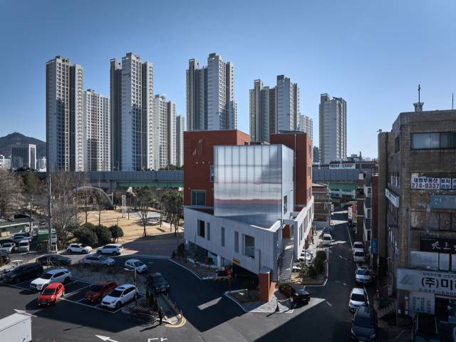 창원시 마산회원구 석전동 근주어울림센터. 단순한 행정과 주민복합시설을 넘어 도시의 단절된 흐름을 잇는 매개체이다./최진보 작가/