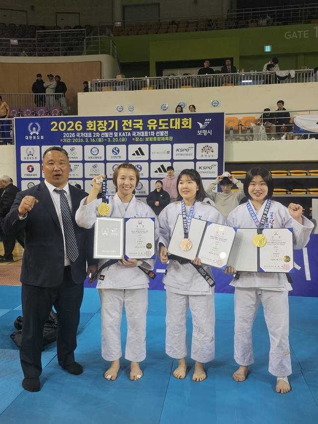 경북체육회 유도팀의 김정훈 감독, 김지수, 허미오, 허미미 선수(왼쪽부터). 경상북도체육회 제공